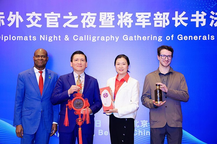 国际外交官之夜暨书法笔会在北京盛大举行，君遇圣景·将进酒作为文化交流合作品牌荣耀登场