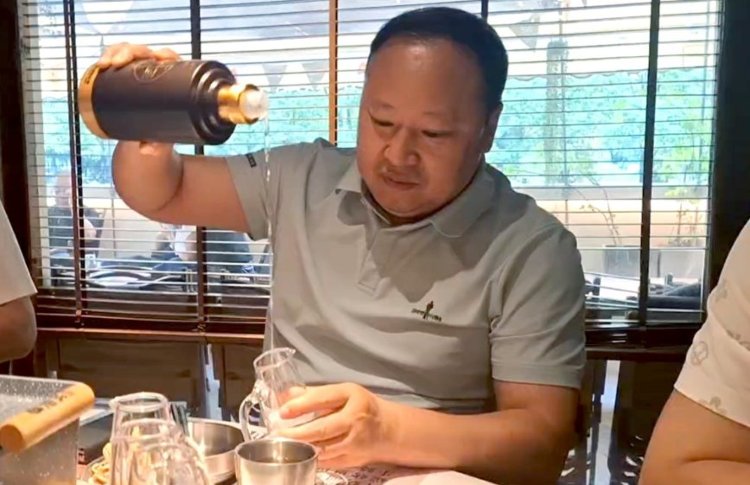 绵阳米好商贸董事长亲斟佳酿“君遇圣景”