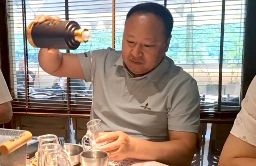 绵阳米好商贸董事长亲斟佳酿“君遇圣景”